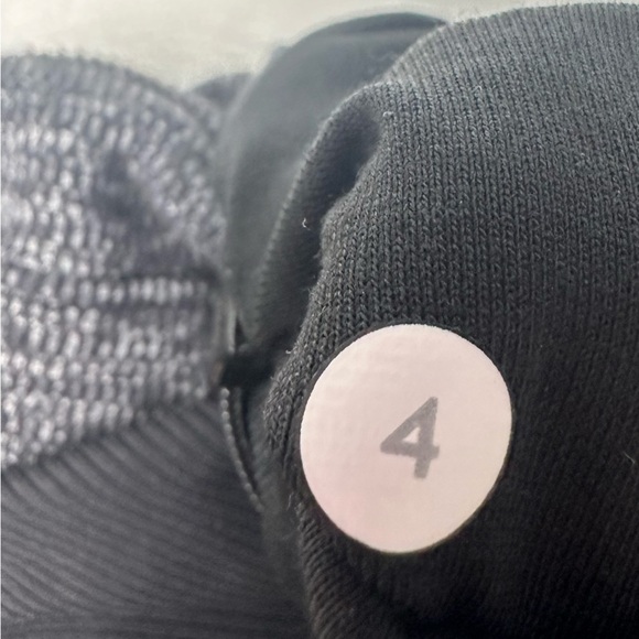 Lululemon Sweatshirt Pullover Top Gray Black Gym Athletic Runderful Size 4 Small - Picture 6 of 7